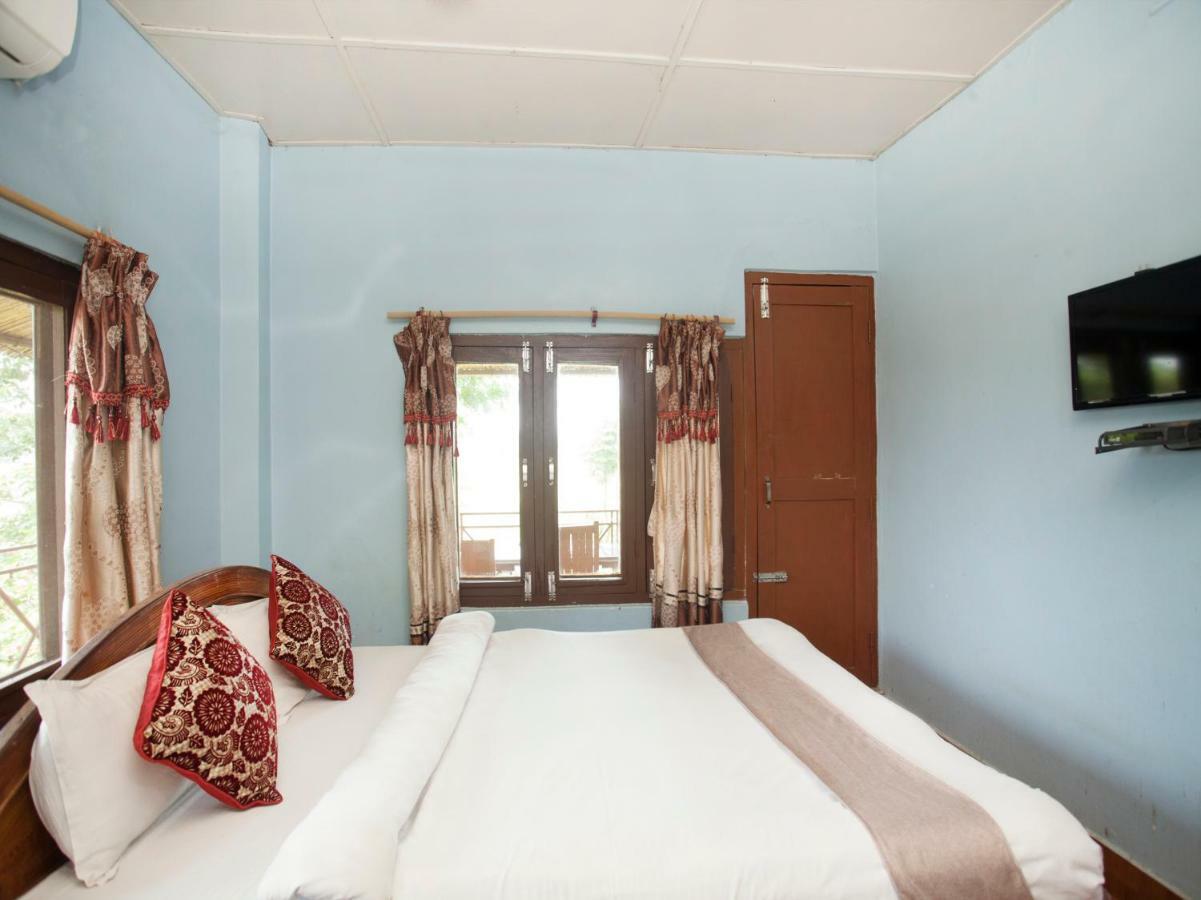 Spot On 486 Hotel Holy Lodge Sauraha Exterior foto