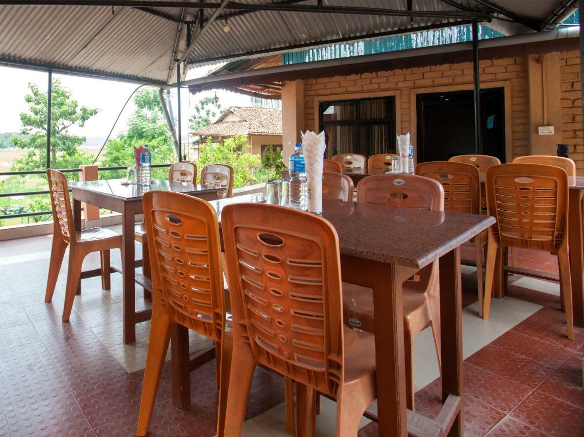 Spot On 486 Hotel Holy Lodge Sauraha Exterior foto