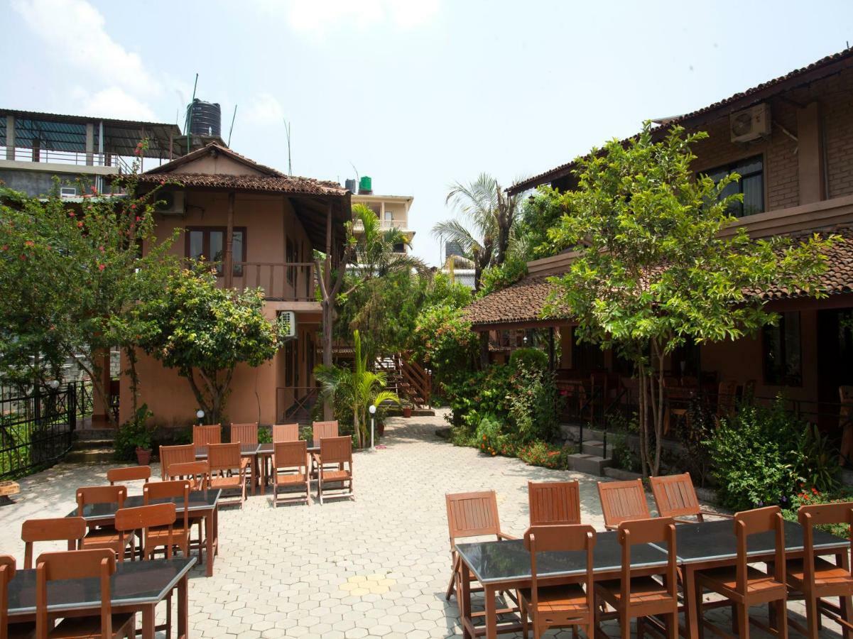 Spot On 486 Hotel Holy Lodge Sauraha Exterior foto