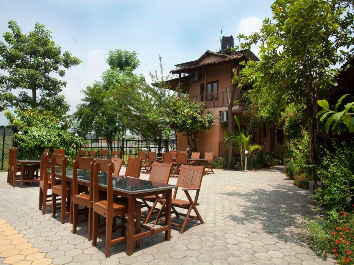 Spot On 486 Hotel Holy Lodge Sauraha Exterior foto