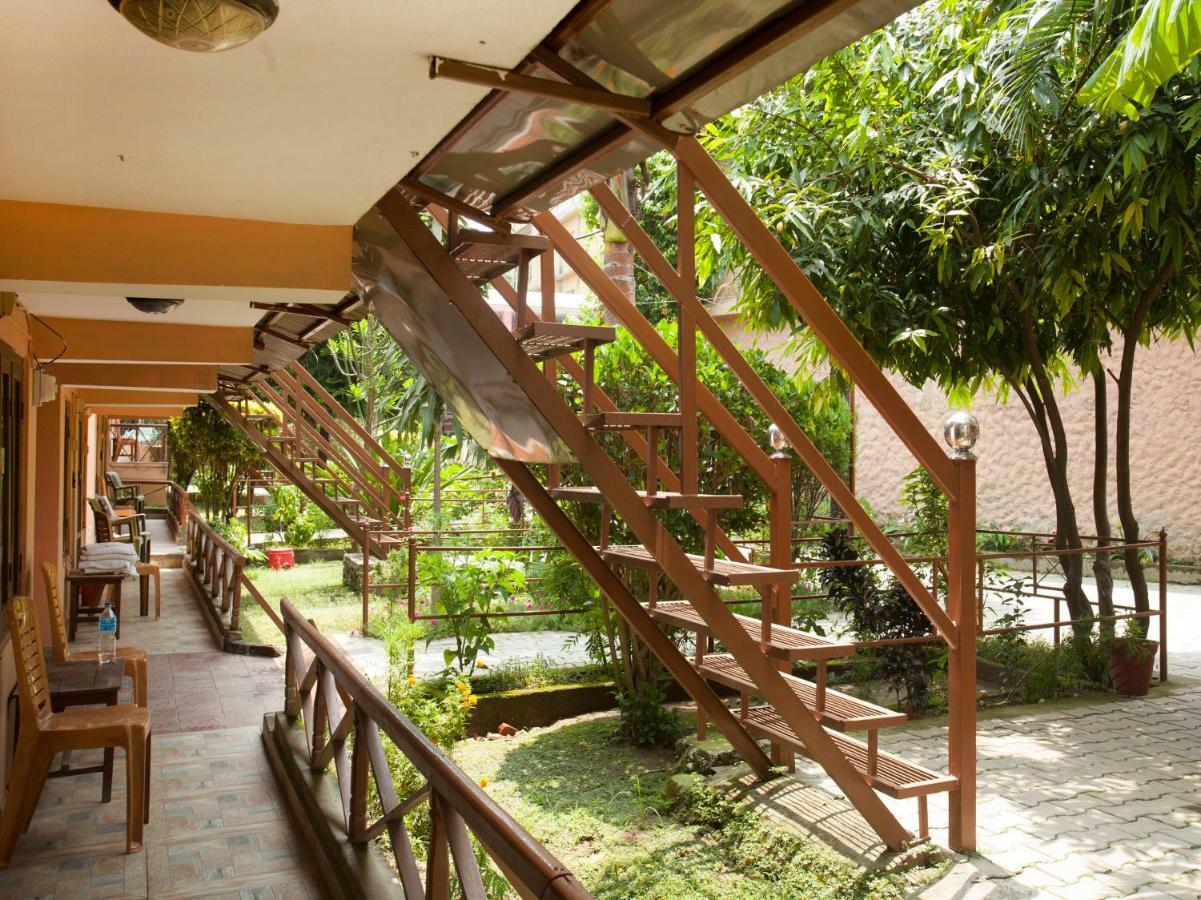 Spot On 486 Hotel Holy Lodge Sauraha Exterior foto