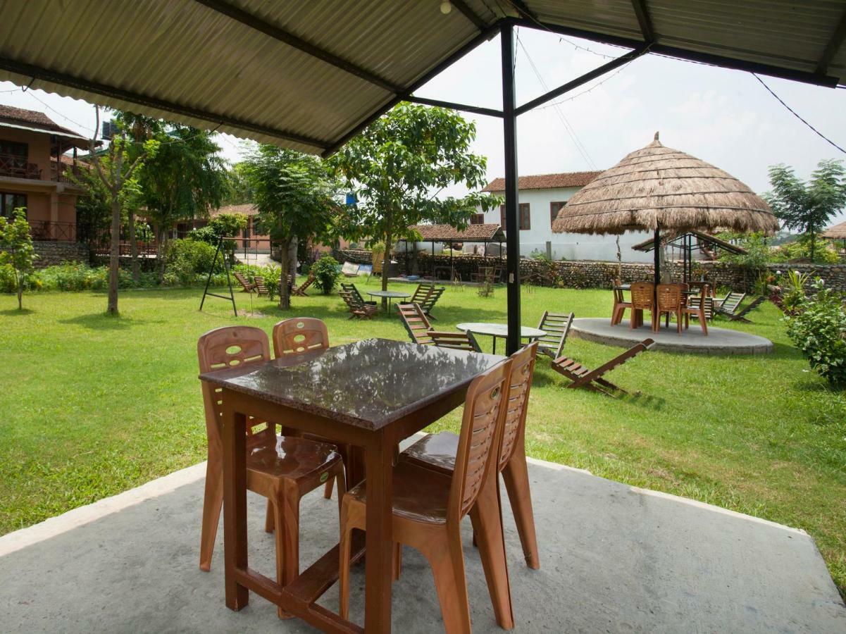 Spot On 486 Hotel Holy Lodge Sauraha Exterior foto