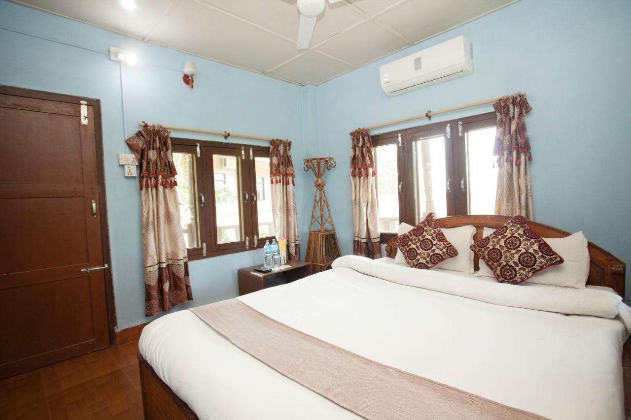 Spot On 486 Hotel Holy Lodge Sauraha Exterior foto