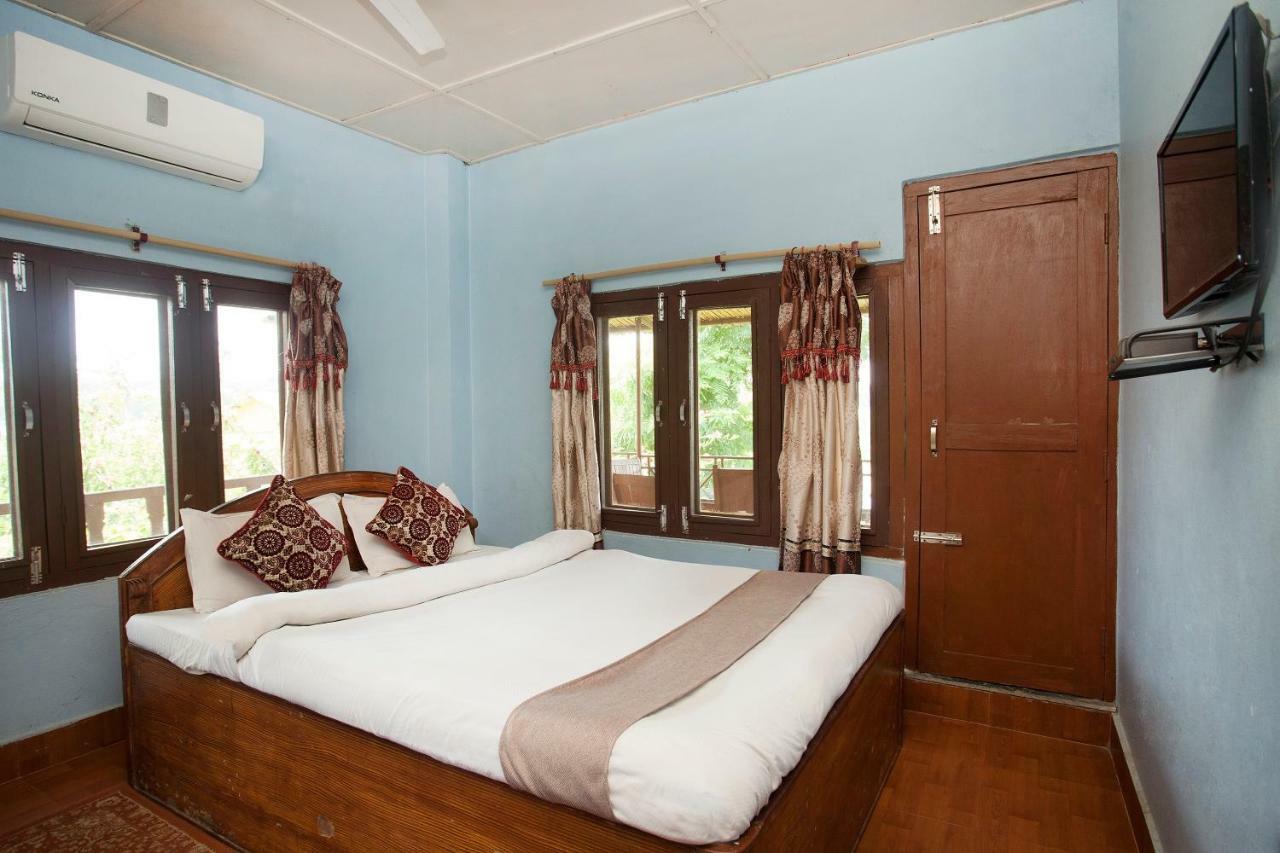 Spot On 486 Hotel Holy Lodge Sauraha Exterior foto